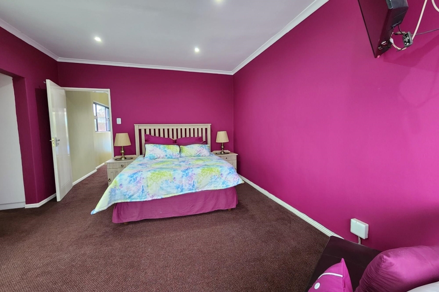 8 Bedroom Property for Sale in Wavecrest Eastern Cape